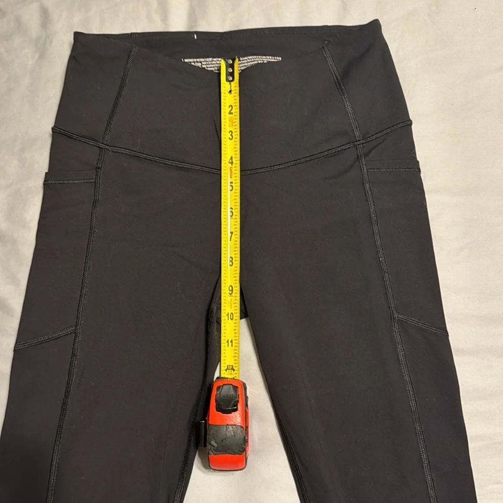 Victoria’s Secret capri leggings, size small, black